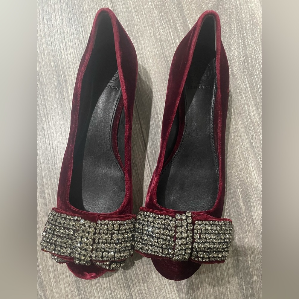 Tory Burch
Women's Josephine Pumps velvet colour red , New size 6